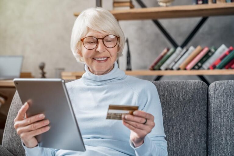 Jak chronić seniorów po 65. roku życia przed phishingiem w bankowości internetowej?
