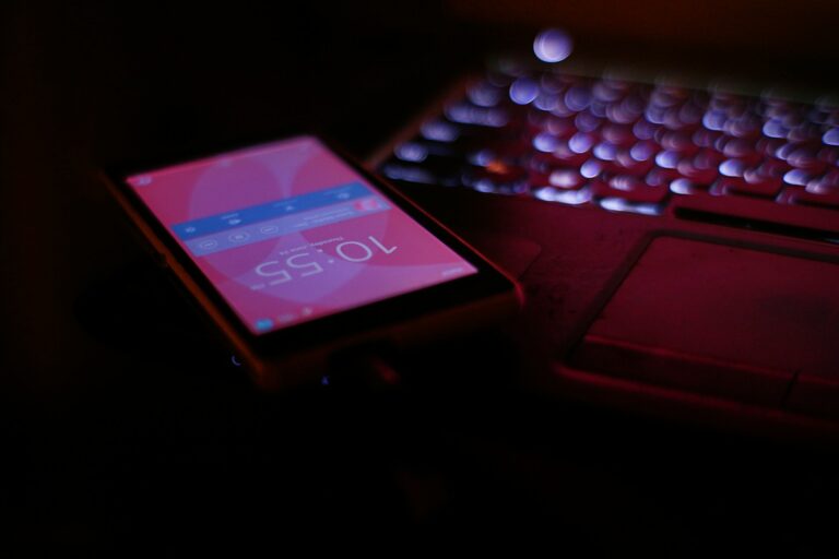 Prosty smartfon do 500 zł a bezpieczeństwo w sieci – jak chronić telefon podczas codziennego korzystania?