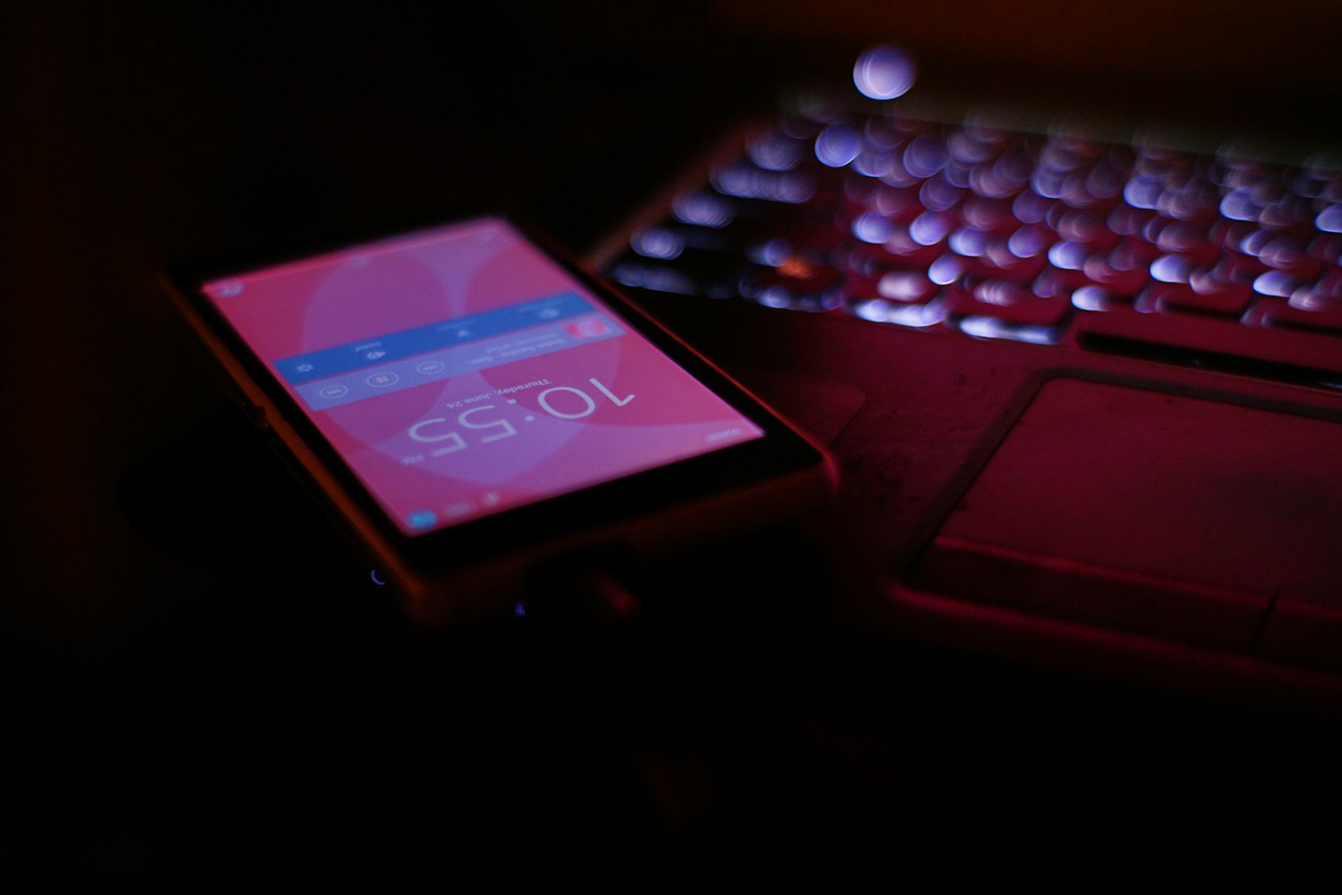 Prosty smartfon do 500 zł a bezpieczeństwo w sieci – jak chronić telefon podczas codziennego korzystania?